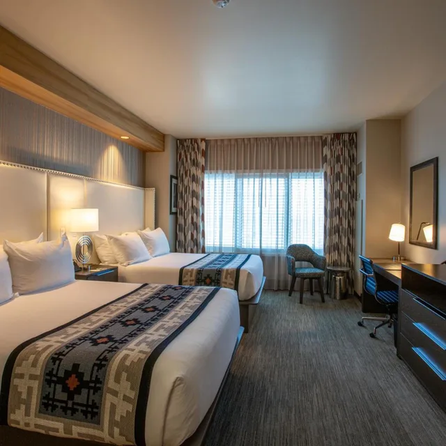 غرفة تقليدية بسرير كوين، Twin Arrows Navajo Casino Resort 3/6