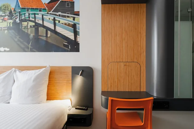 غرفة صغيرة بسرير كوين، easyHotel Amsterdam Zaandam 3/4