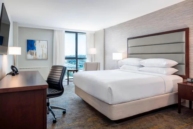 غرفة ديلوكس بسرير كينج، Delta Hotels by Marriott Burnaby Conference Centre 1/6