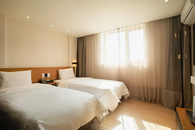 غرفة قياسية بسريرين منفصلين بإطلالة على المدينة، Winners Hotel 2/3