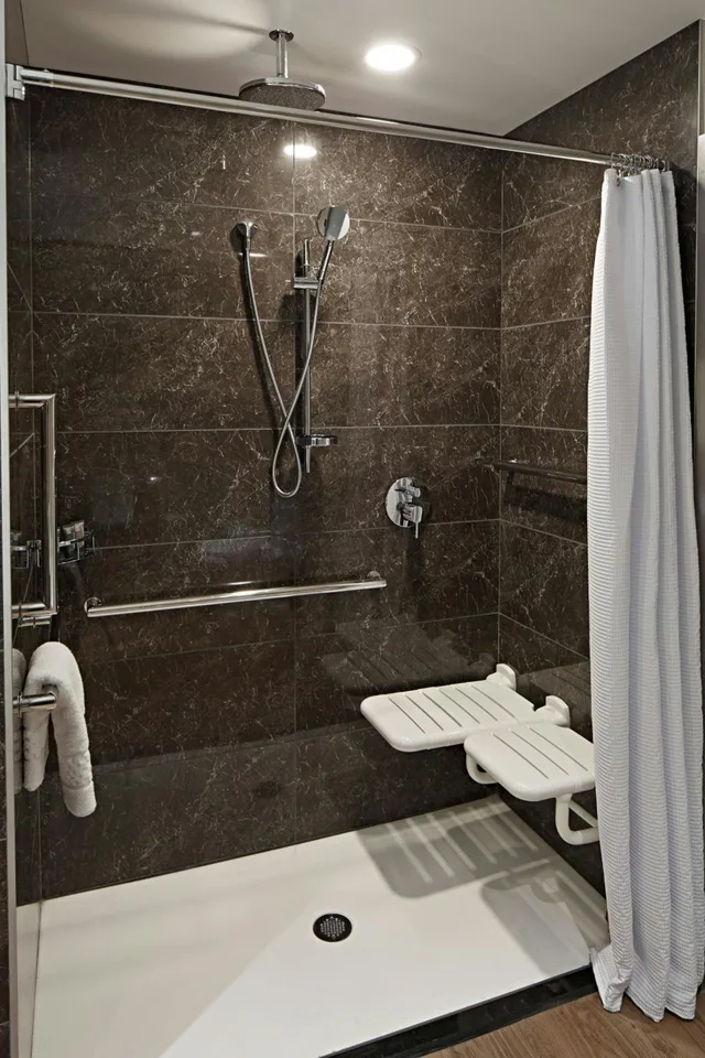 غرفة بسريرين مزدوجين بحوض استحمام لذوي الإعاقة، Ac Hotel By Marriott Minneapolis Downtown 6/10