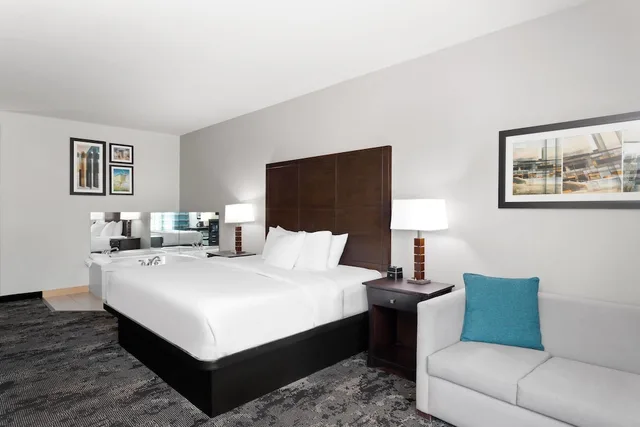 Deluxe, Suite, King Bed, La Quinta Inn & Suites by Wyndham Columbus - Edinburgh 1/9