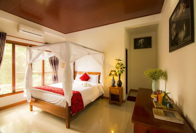 جناح عائلي بسرير كوين وسريرين منفصلين بإطلالة على المسبح بغرفتي نوم، Phong Nha Lake House 1/10