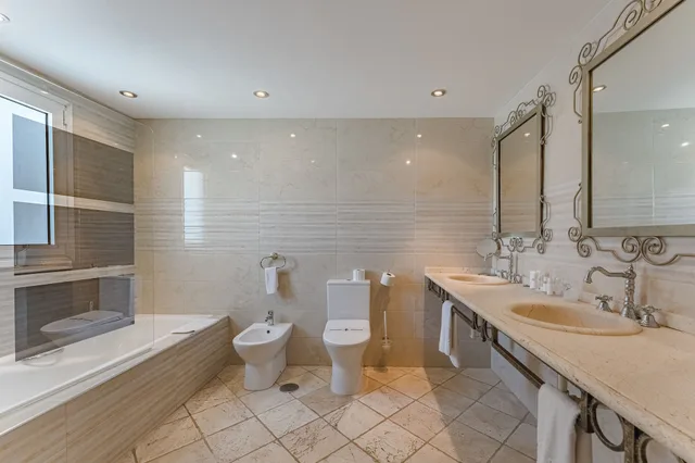 2 Bedrooms, Royal, Suite, 2 King Beds, Jetted Tub, Flamingo Suites 8/10