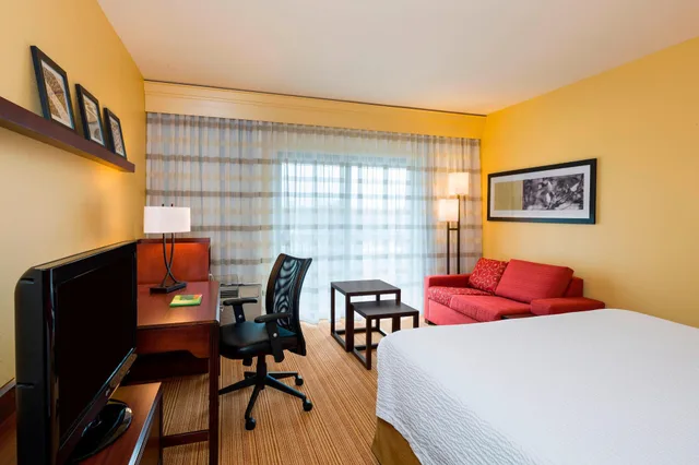 غرفة بسرير كينج مع أريكة، Courtyard by Marriott Wilmington Brandywine 1/4
