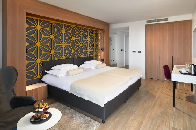 غرفة سوبيريور بسريرين منفصلين بإطلالة على البحر مع أريكة، Amphora Hotel 3/3