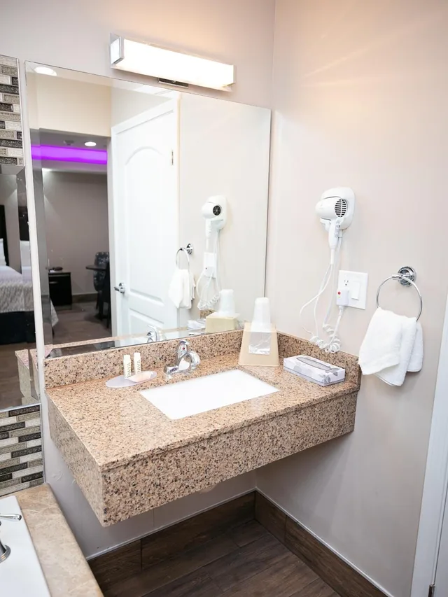 غرفة بسرير كينج بجاكوزي، Diamond Bell Inn And Suites 7/7