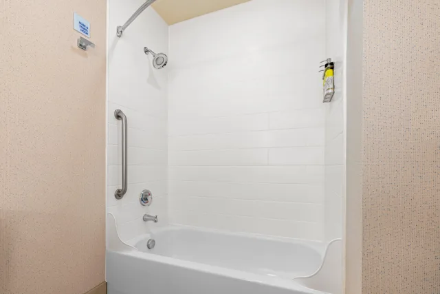 Room, King Bed, Holiday Inn Express Suites Klamath Falls Central 5/5