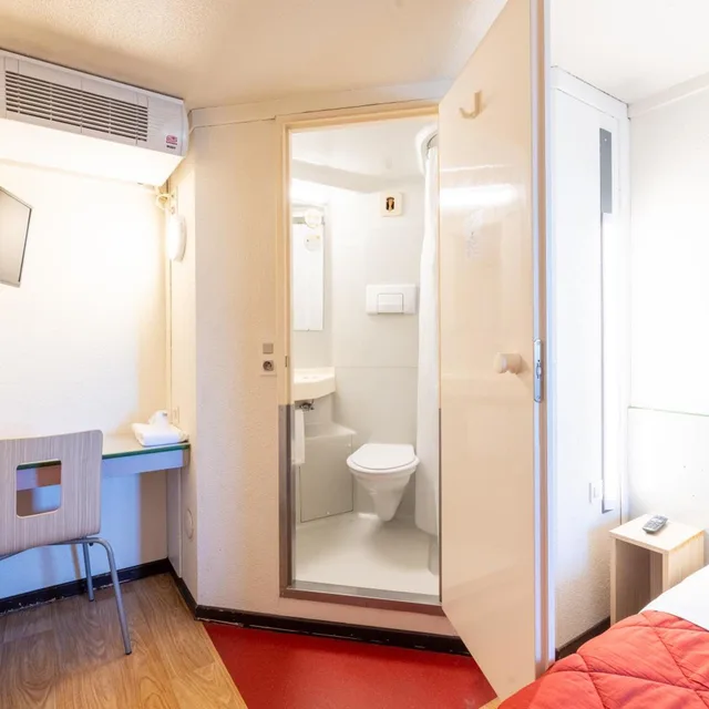 Room, Twin Beds, Premiere Classe Angers Ouest - Beaucouze 5/6