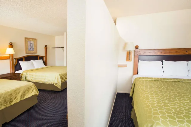 جناح بسرير كينج وسريرين كوين، Travelodge by Wyndham Indio 1/4