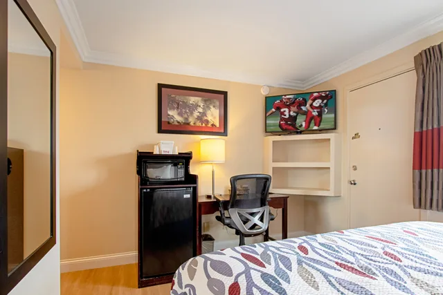 غرفة ديلوكس بسرير كوين، Red Roof Inn & Suites Monterey 3/4