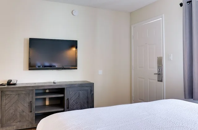 غرفة ديلوكس بسرير كوين، Bedtime Inn & Suites 2/2