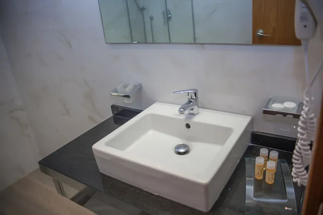 غرفة بسرير كوين بإطلالة على البحر بشرفة، Agimi And S Hotel 10/10