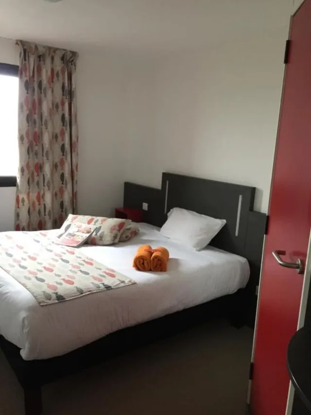 غرفة قياسية بسرير مزدوج وسريرين منفصلين، Kyriad Direct La Rochelle Sud Aytre 1/9