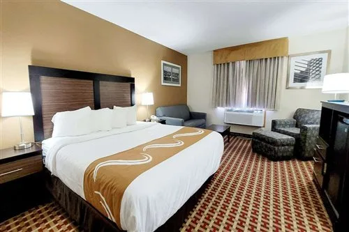 Suite, Quality Inn Suites Marion 1/2