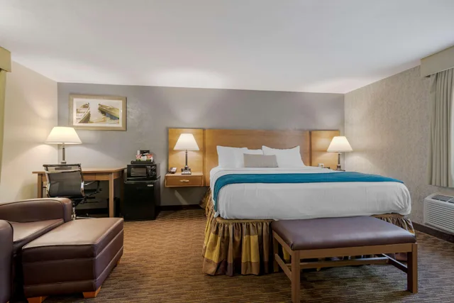 غرفة كبيرة بسرير كينج مع أريكة بحوض جاكوزي، Best Western Plus Cold Spring 3/4