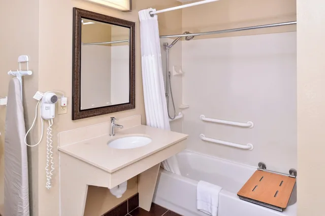 جناح بسرير كوين بغرفة نوم واحدة بمطبخ لذوي الإعاقة، Staybridge Suites O Fallon Chesterfield 5/5