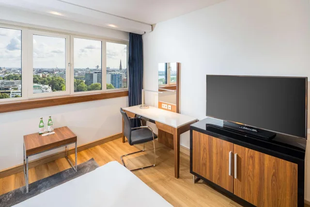 غرفة سوبيريور بشرفة، Radisson Blu Hotel Hamburg 4/9