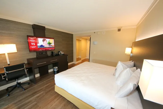 Room, King Bed, Sunset Tower، Hollywood Casino St Louis 1/4