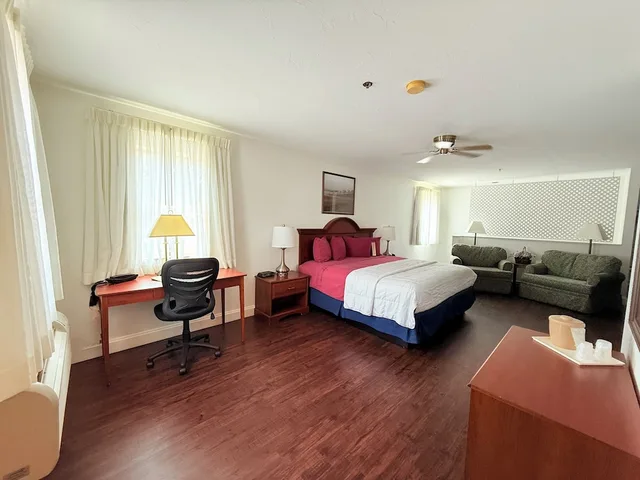 غرفة بسرير كينج مع أريكة يُسمح فيها بالحيوانات الأليفة، Inn at Cemetery Hill 1/10