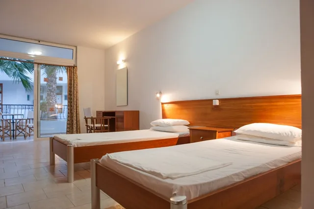 Studio, Twin Beds, Coliseum Studios And Apartments 2/4
