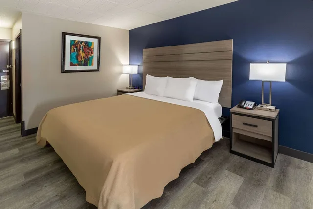 غرفة بسرير كينج، Baymont by Wyndham Laredo 1/3
