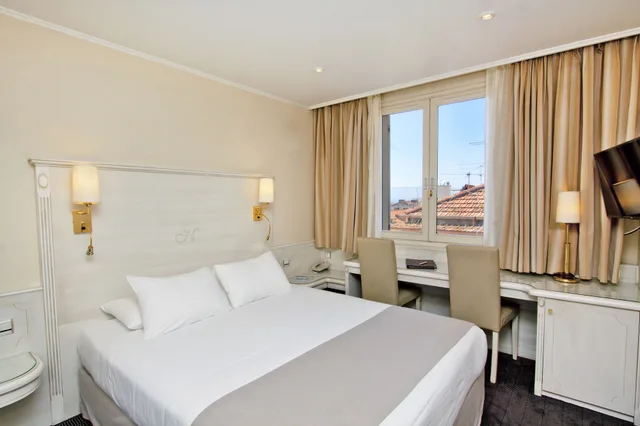 غرفة بسرير كوين، Hotel Napoleon Ajaccio 5/10