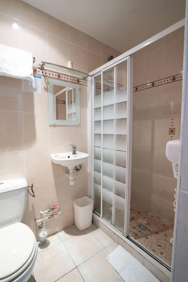 غرفة مفردة، Edgar Quinet Hotel 3/7