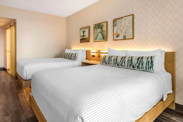 غرفة قياسية بسرير كوين وسرير كوين، Cambria Hotel Fort Lauderdale Beach 2/3