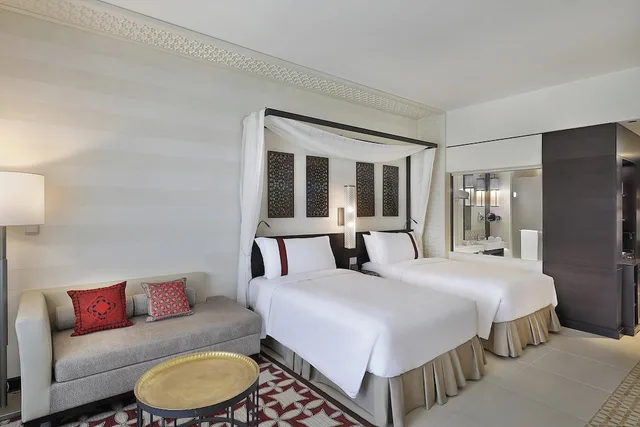 غرفة بريميوم بسريرين منفصلين بإطلالة على البحر بشرفة، Al Manara A Luxury Collection Hotel Saraya Aqaba 2/4