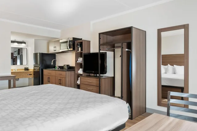 غرفة قياسية بسرير كينج بمطبخ صغير، SureStay Studio by Best Western Paradise Lancaster County 4/6
