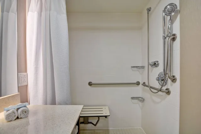 جناح بسريرين كوين مع سرير سحّاب إضافي مع أريكة بحوض استحمام لذوي الإعاقة، Springhill Suites by Marriott Midtown Cincinnati 5/5