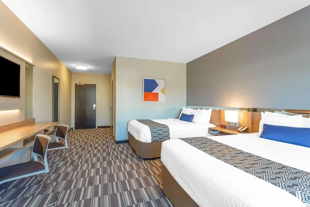 غرفة بسريرين كوين لذوي الإعاقة، Microtel Inn Suites by Wyndham South Hill 1/2