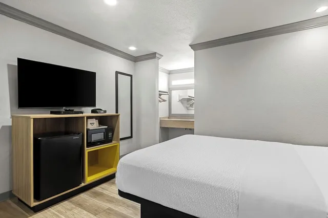 غرفة بسرير كوين للمدخنين، Days Inn By Wyndham San Francisco S/Oyster Point Airport 8/10