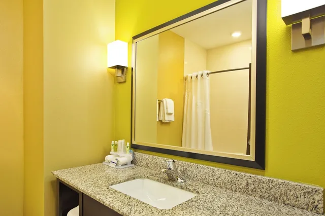 جناح بسرير كينج بمنطقة جلوس، Holiday Inn Express Hastings 2/3