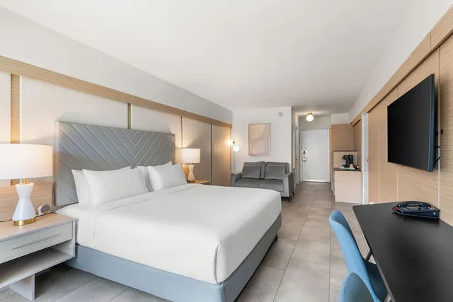 Superior King Balcony, The Garden Hotel and Resort 3/10
