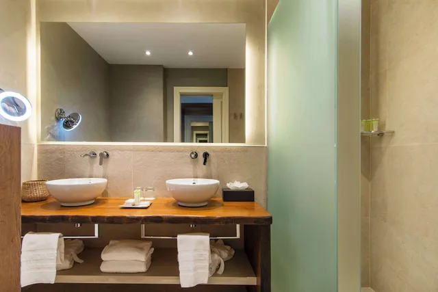 غرفة بسريرين منفصلين بإطلالة على المسبح مع أريكة، Lindner Golf Resort Portals Nous 8/9