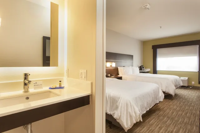 غرفة قياسية بسريرين كوين لذوي الإعاقة، Holiday Inn Express Suites Santa Fe 1/1