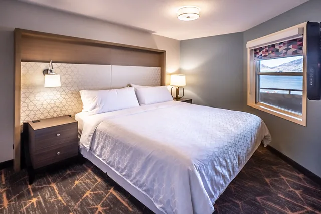 جناح بسرير كينج وسرير بطابقين بغرفتي نوم، Holiday Inn Osoyoos 1/6