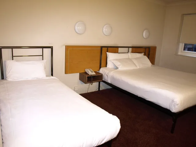 غرفة بسريرين منفصلين وسرير كينج وسرير فردي، 247Hotel.com 2/10