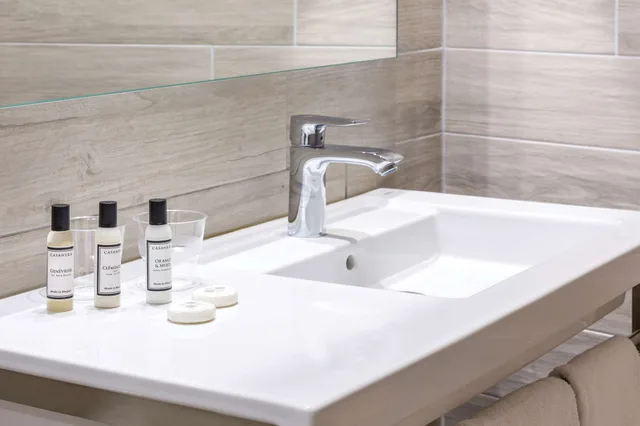 غرفة عائلية بسرير كوين مع أريكة، Best Western Hotel Du Roy D'aragon 1/1