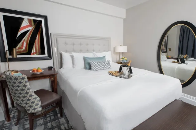 Manor, Guest Room, Queen Bed، Viking Hotel 1/4
