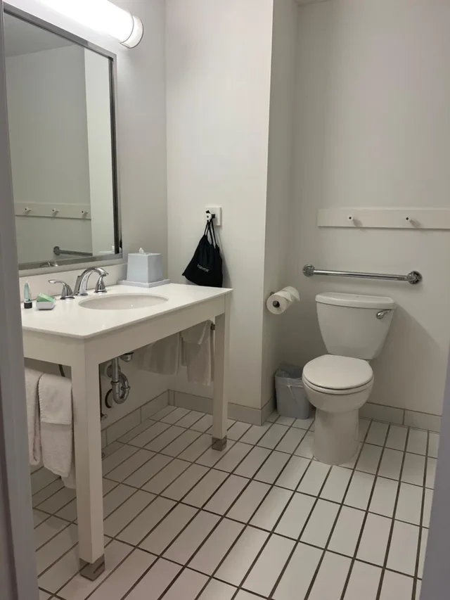 Room, King Bed, Accessible, Four Points By Sheraton Prince George 6/7