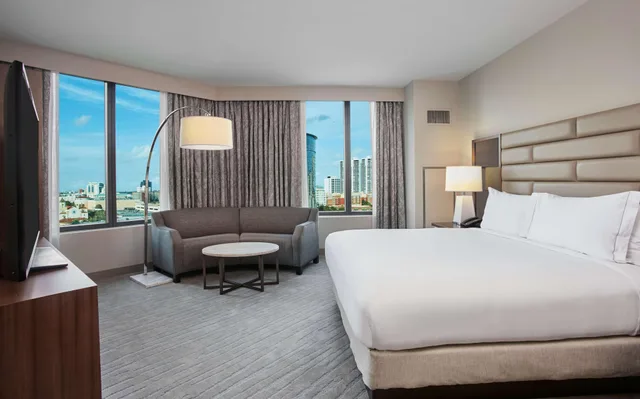 جناح بريميوم بسرير كينج بإطلالة على المدينة بغرفة نوم واحدة لذوي الإعاقة، Hilton West Palm Beach 1/4
