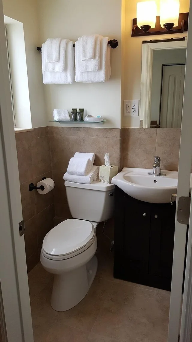 Mezzanine, Traditional, King Bed, Pool Access، Le Cabanon Motel 3/3