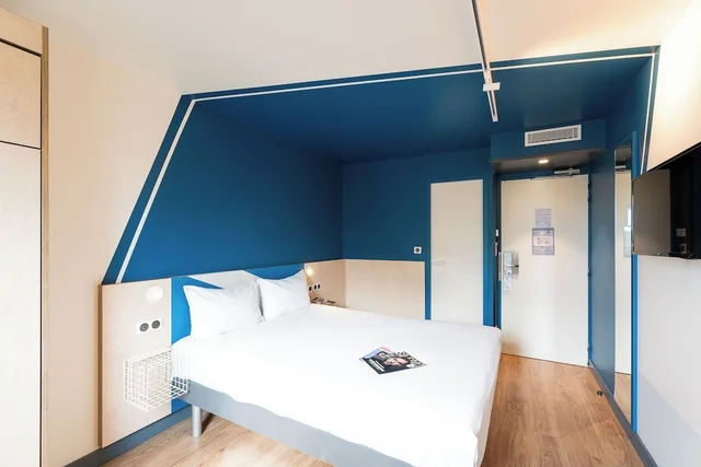 Room, 1 Double and 1 Single Bed, Murphy Bed، Ibis Budget Lyon Confluence 4/10