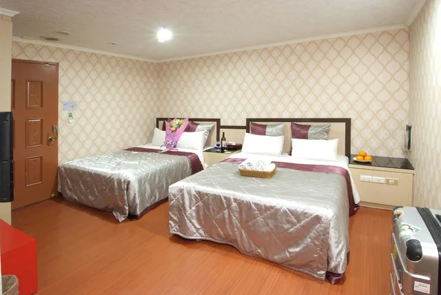 Room, Quadruple, 2 Double Beds, No Parking, Left Bank Hotel 1/1