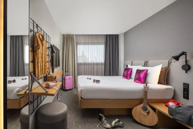 غرفة بسرير كوين، Moxy Lisbon City 2/5