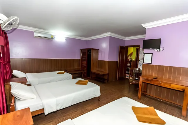 غرفة ثلاثية، Jasmine Lodge 2/2