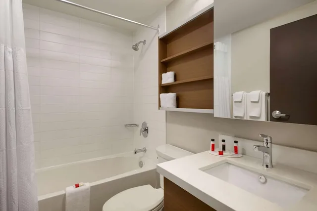 غرفة بزنس بسريرين كوين، Microtel Inn & Suites by Wyndham Oyster Bay 7/9